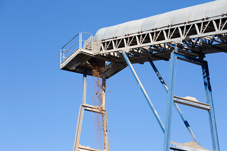 conveyor-2205256916 Outdoor conveyor system with corrugated metal cover